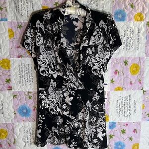 Nine West Black and White floral Women's stretch wrap Top Sz XXL
